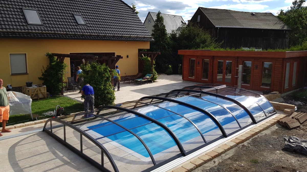 Fertigbecken mit Überdachung in einem Garten