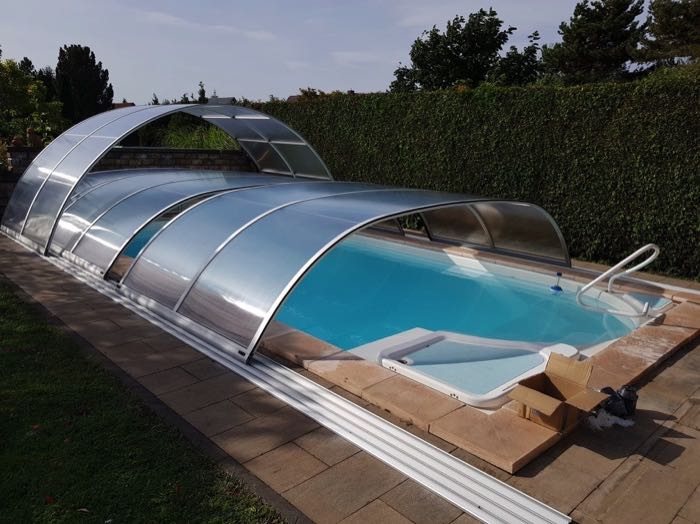 Hohe Poolüberdachung auf einer Terrasse in Leipzig